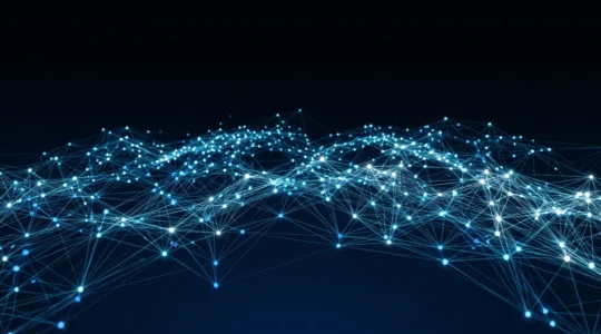 Vue aérienne d'un réseau de connexions lumineuses interconnectées évoquant les interactions sociales et leur impact sur le référencement web