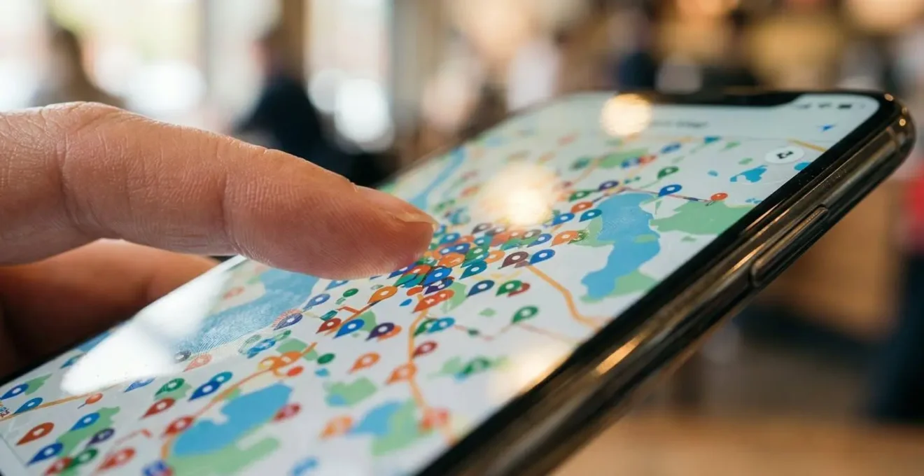 Vue macro détaillée d'un smartphone montrant une recherche géolocalisée