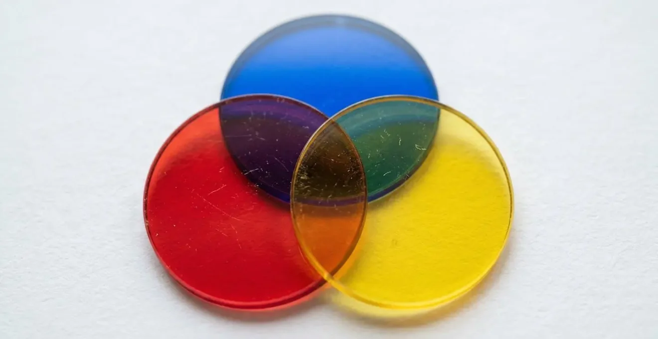 Vue macro de trois cercles colorés se chevauchant représentant la segmentation client simplifiée